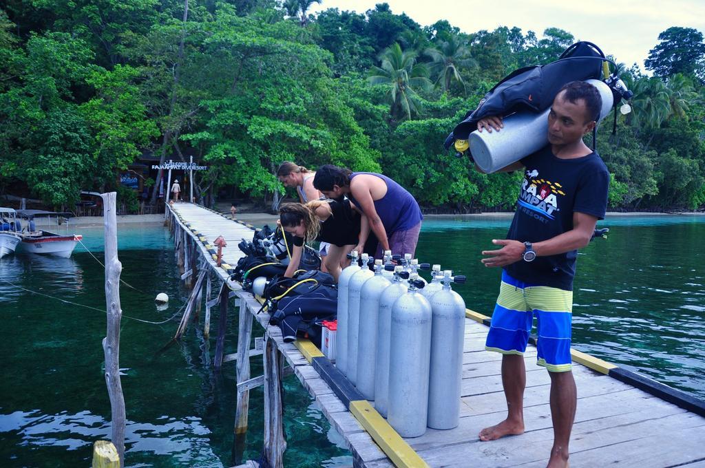 Raja Ampat Dive Resort Tapokreng Екстериор снимка