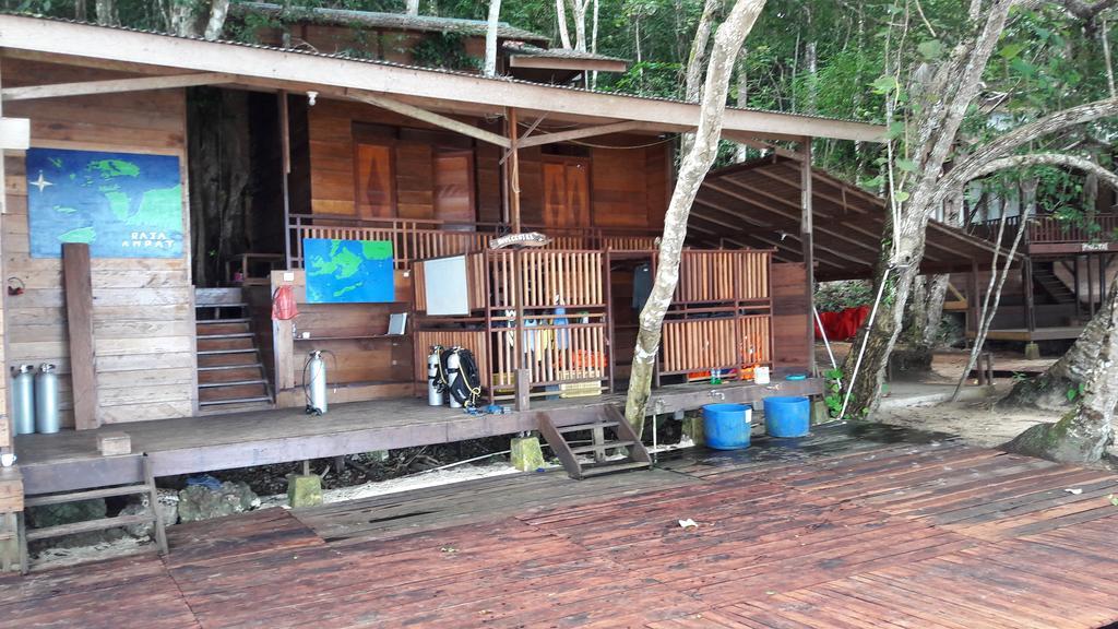 Raja Ampat Dive Resort Tapokreng Екстериор снимка