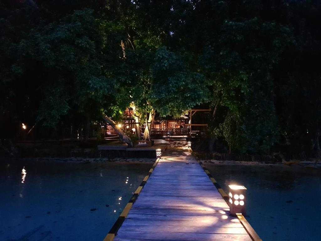 Raja Ampat Dive Resort Tapokreng Екстериор снимка